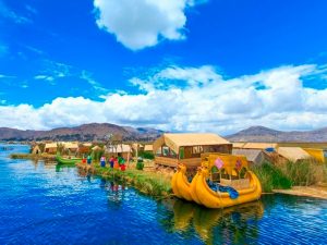 isla-de-los-uros-en-el-lago-titicaca